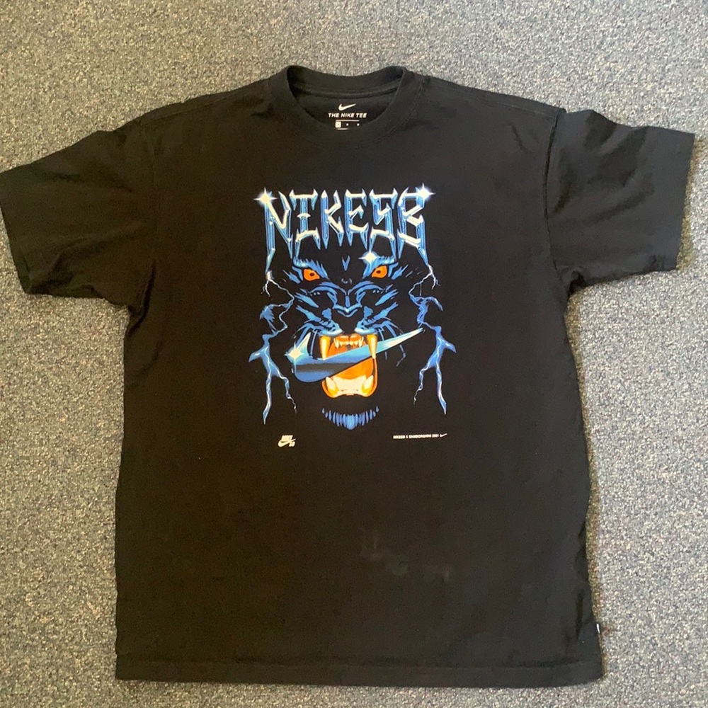 Adult medium graphic T-shirt